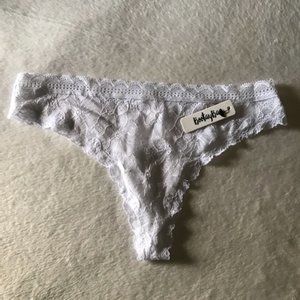 🌻NWT White Floral Lace Thong